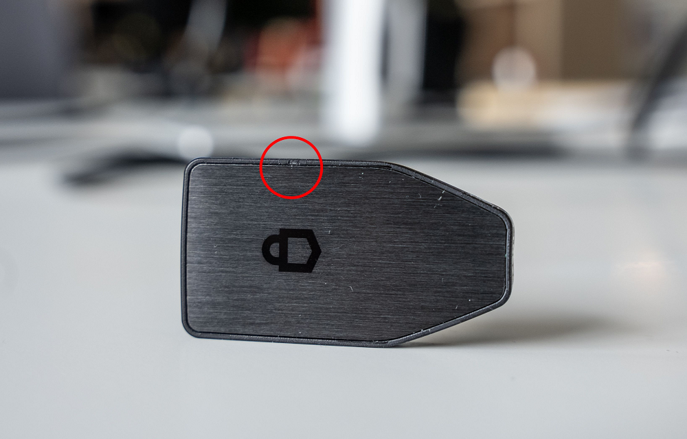 Phần viền của Trezor Safe 3 có thể hơi thô hoặc xuất hiện đường ráp nhẹ do quá trình đúc khuôn nhựa trong sản xuất Phần viền của Trezor Safe 3 có thể hơi thô hoặc xuất hiện đường ráp nhẹ do quá trình đúc khuôn nhựa trong sản xuất