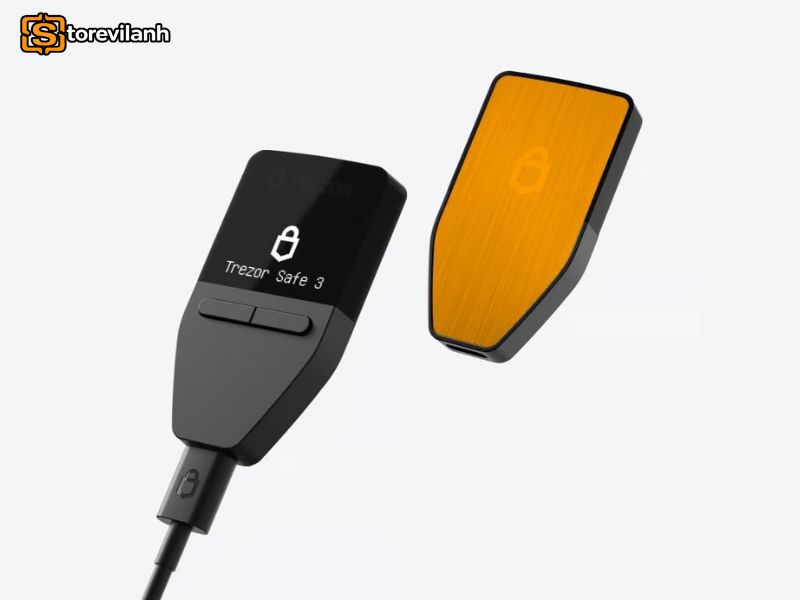 Trước khi thiết bị Trezor Safe được xuất xưởng, mỗi sản phẩm đều trải qua quy tr&igrave;nh x&aacute;c thực nghi&ecirc;m ngặt v&agrave; được cấp chứng chỉ định danh ri&ecirc;ng biệt