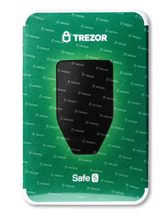 Bao b&igrave; Trezor Safe 5 c&oacute; thể sử dụng lớp m&agrave;ng nhựa trong hoặc thiết kế c&oacute; in watermark logo Trezor t&ugrave;y từng l&ocirc; sản phẩm.