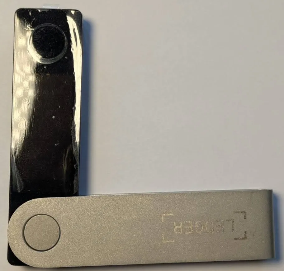 Mặt trước Ledger Nano X