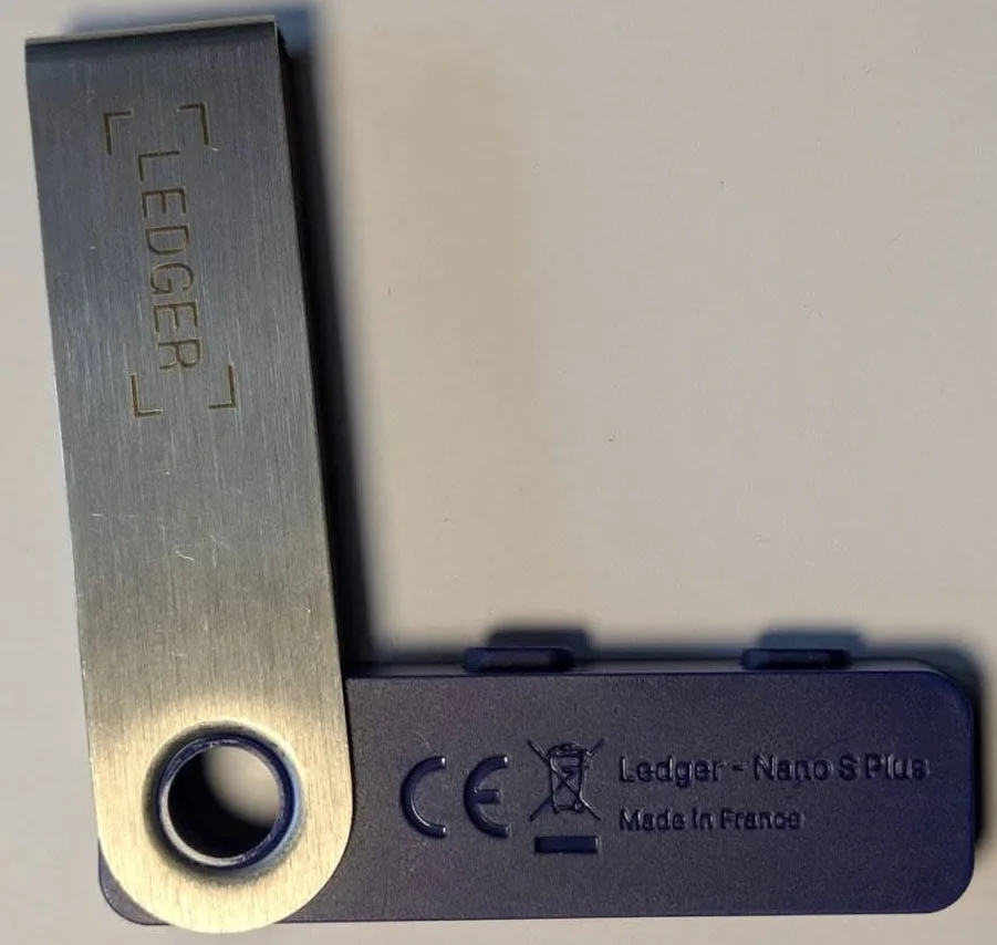 Mặt sau Ledger Nano S Plus
